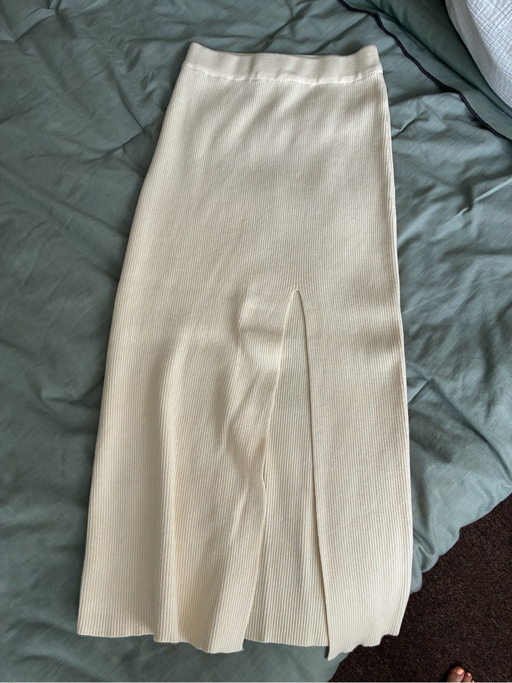 Alexia Admor Cream Ribbed Sweater Knit Midi Skirt with Front Slit